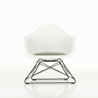 Vitra Fauteuil en plastique LAR Eames avec coussin d’assise – blanc – chrome brillant – nero