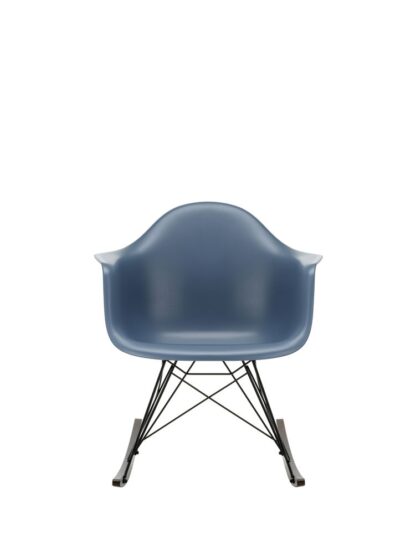 Vitra Eames Plastic Armchair RAR avec coussin d’assise – noir – gris foncé – Érable foncé – bleu marin