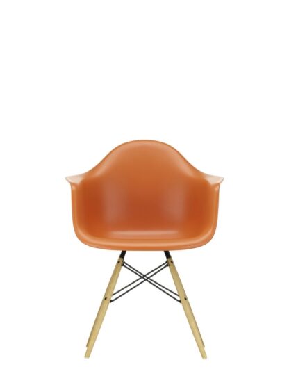 Vitra DAW avec assise rembourrée – rusty orange – érable jaune – Hopsak – rouge/cognac