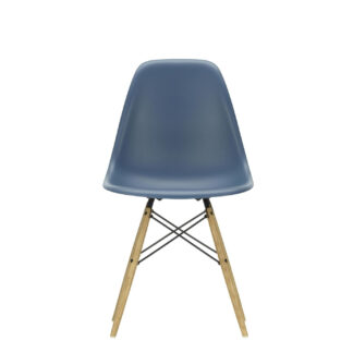Vitra DSW Eames Plastic Sidechair – bleu marin – Frêne couleur miel