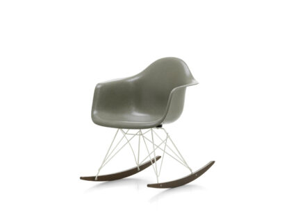 Vitra Chaise Eames en fibre de verre RAR – Raw Umber – blanc – Érable foncé