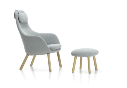 Vitra HAL Lounge Chair & Ottoman – Chêne nature – Dumet sauge/bleu acier – patins pour tapis de sol – coussin d’assise non fixé