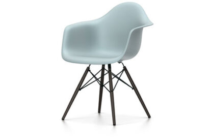 Vitra DAW Eames Plastic Armchair – gris polaire – érable noir