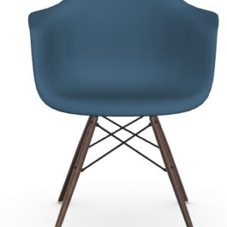 Vitra DAW Eames Plastic Armchair – bleu marin – érable foncé