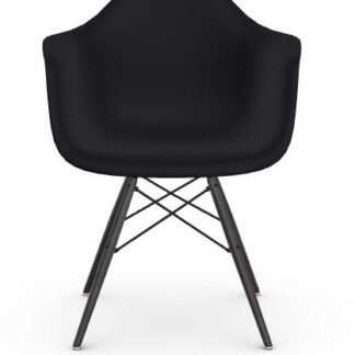 Vitra DAW Eames Plastic Armchair – noir foncé – érable noir