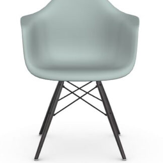 Vitra DAW Eames Plastic Armchair – light grey – érable noir