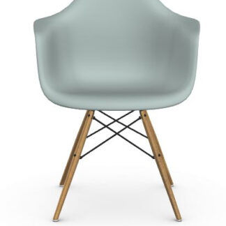 Vitra DAW Eames Plastic Armchair – light grey – Frêne couleur miel