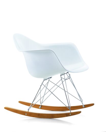 Vitra Eames Plastic Armchair RAR avec coussin d’assise – chromé – bleu foncé/ivoire – Érable jaune – sunlight