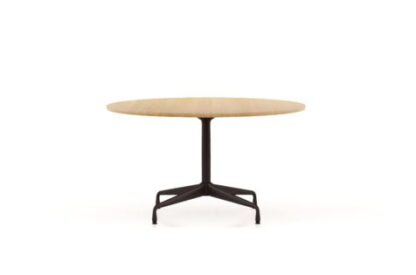 Vitra Table Dining Eames Segmented ronde Ø130 cm – Chêne massif nature huilé – noir profond