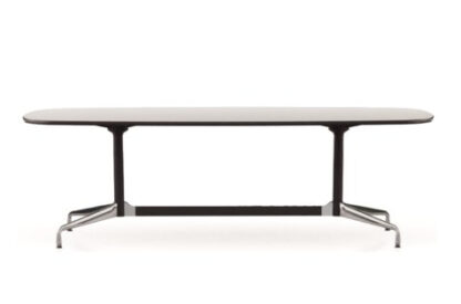 Vitra Eames Segmented Table Dining Bootsform – HPL blanc, bord en plastique noir (utilisable à l’extérieur) – Stabilisateur chromé, colonne revêtu par poudrage noir basic – 240 cm