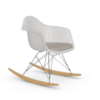 Vitra Eames Plastic Armchair RAR avec coussin d’assise – chromé – Hopsak – gris chaud/ivoire – Érable jaune – blanc
